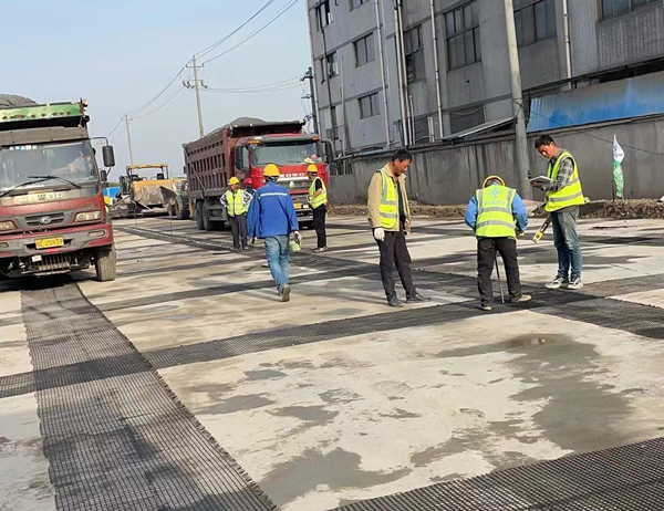 和平老材料的新故事：玻璃纤维土工格栅如何在‘白改黑’浪潮中重获新生？